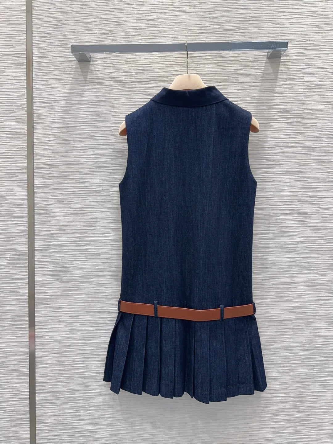 2026 Spring/Summer New Preppy Style Sleeveless Pleated Dress With Belt And Waist Fit For Women