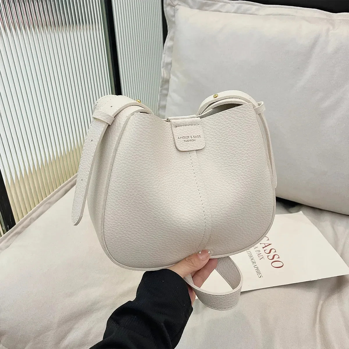 Womens minimalist shoulder bag large capacity PU leather magnetic cross body used for daily commutingshopping 250320