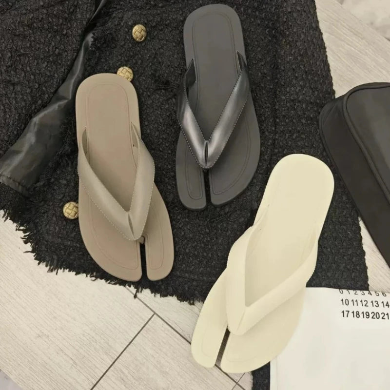 2026 Designer Style New Couple Flip-flops Pig's Trotters Split-toe Casual Flat-bottomed Beach Pinch Slippers Women's Outer Wear