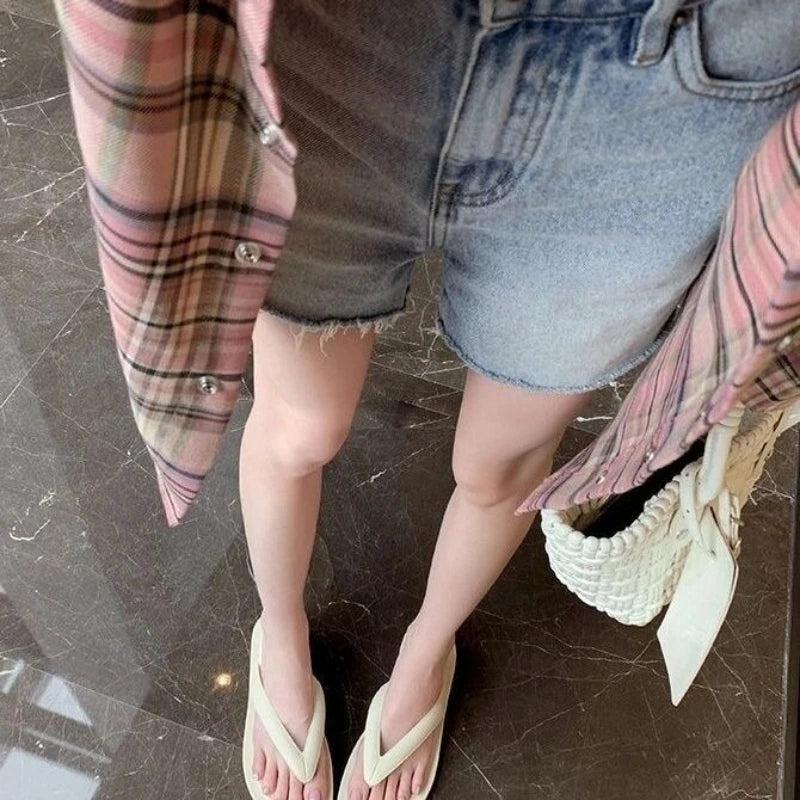 2026 Designer Style New Couple Flip-flops Pig's Trotters Split-toe Casual Flat-bottomed Beach Pinch Slippers Women's Outer Wear