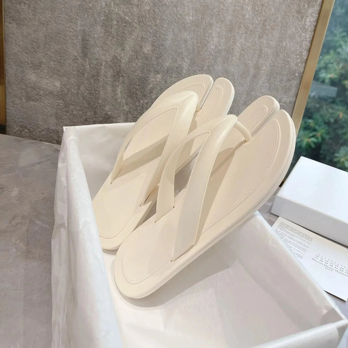 2026 Designer Style New Couple Flip-flops Pig's Trotters Split-toe Casual Flat-bottomed Beach Pinch Slippers Women's Outer Wear