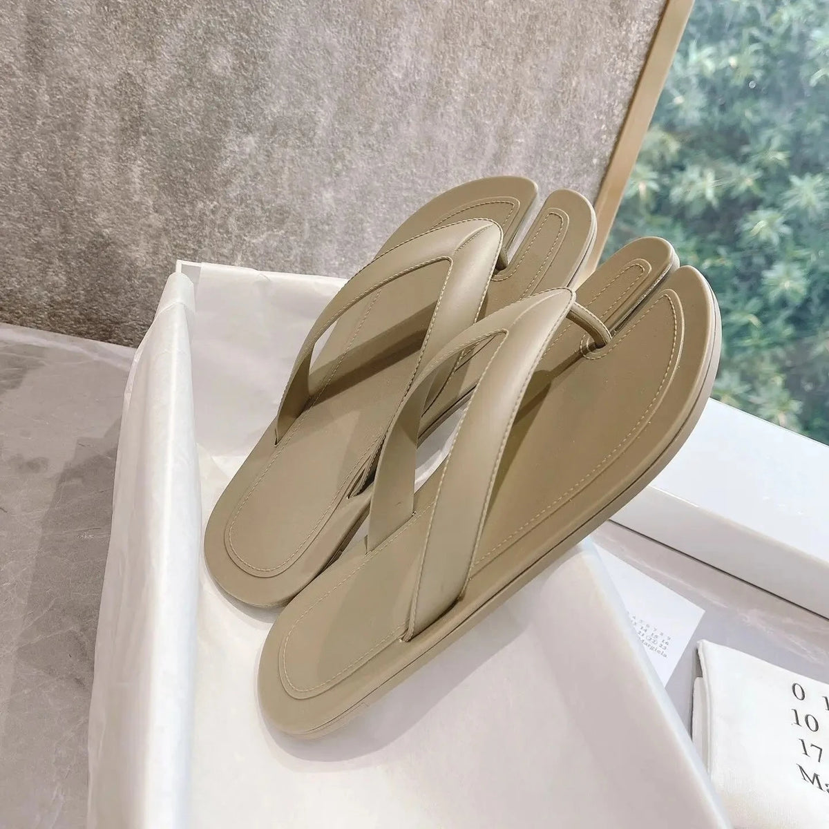 2026 Designer Style New Couple Flip-flops Pig's Trotters Split-toe Casual Flat-bottomed Beach Pinch Slippers Women's Outer Wear