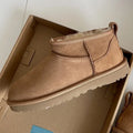 High quality snow boots for men and women in winter, with plush insulation, flat bottomed sheepskin, and integratedwaterproofing