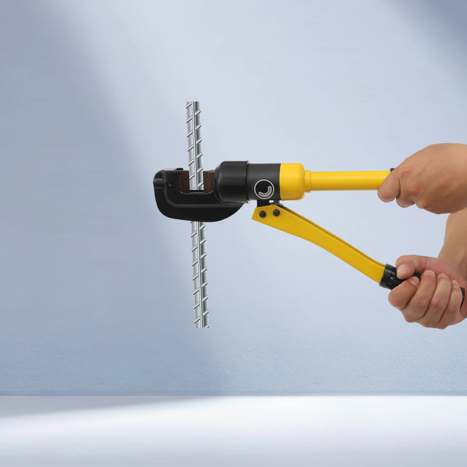 Hydraulic Rebar Cutter Portable Rebar Cutting Tool with 13t Crimping Power and C-Shaped Head for Easy Mold Change and Steel 22mm