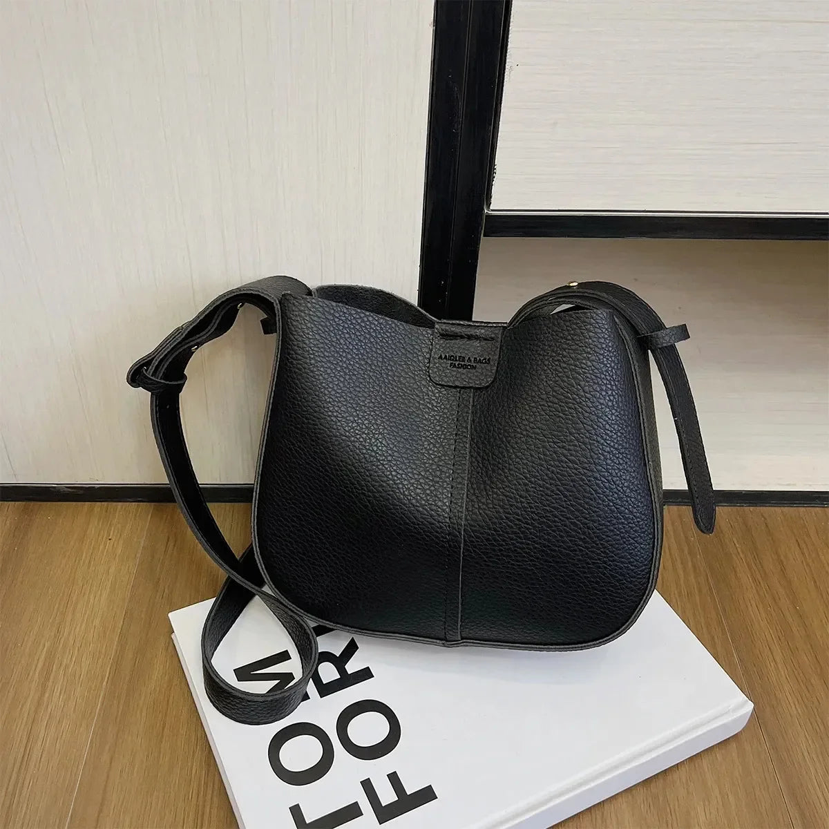 Womens minimalist shoulder bag large capacity PU leather magnetic cross body used for daily commutingshopping 250320