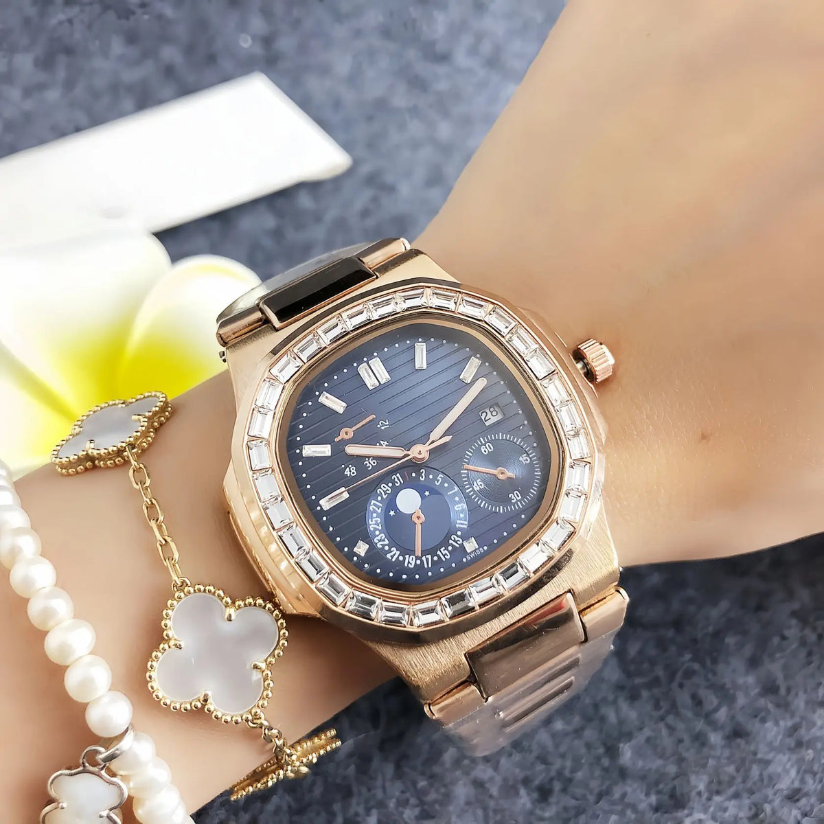 High-end Luxury Watch with Calendar and Double Bezels, Retro Style, Water-resistant, Large Dial, for Women