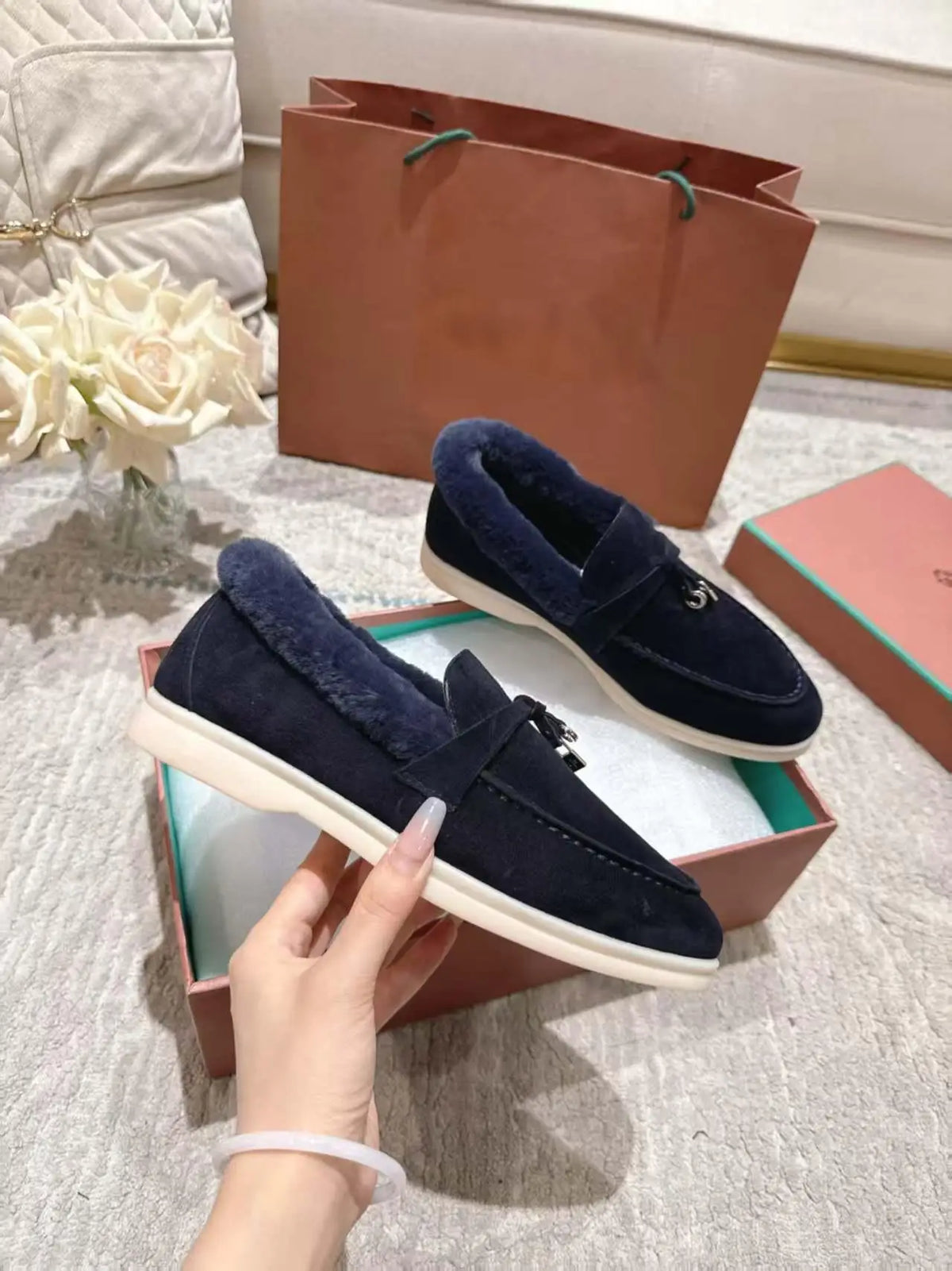 High-quality winter women's round-toed flat loafers made of genuine leather, stylish one-piece casual rubber slippers