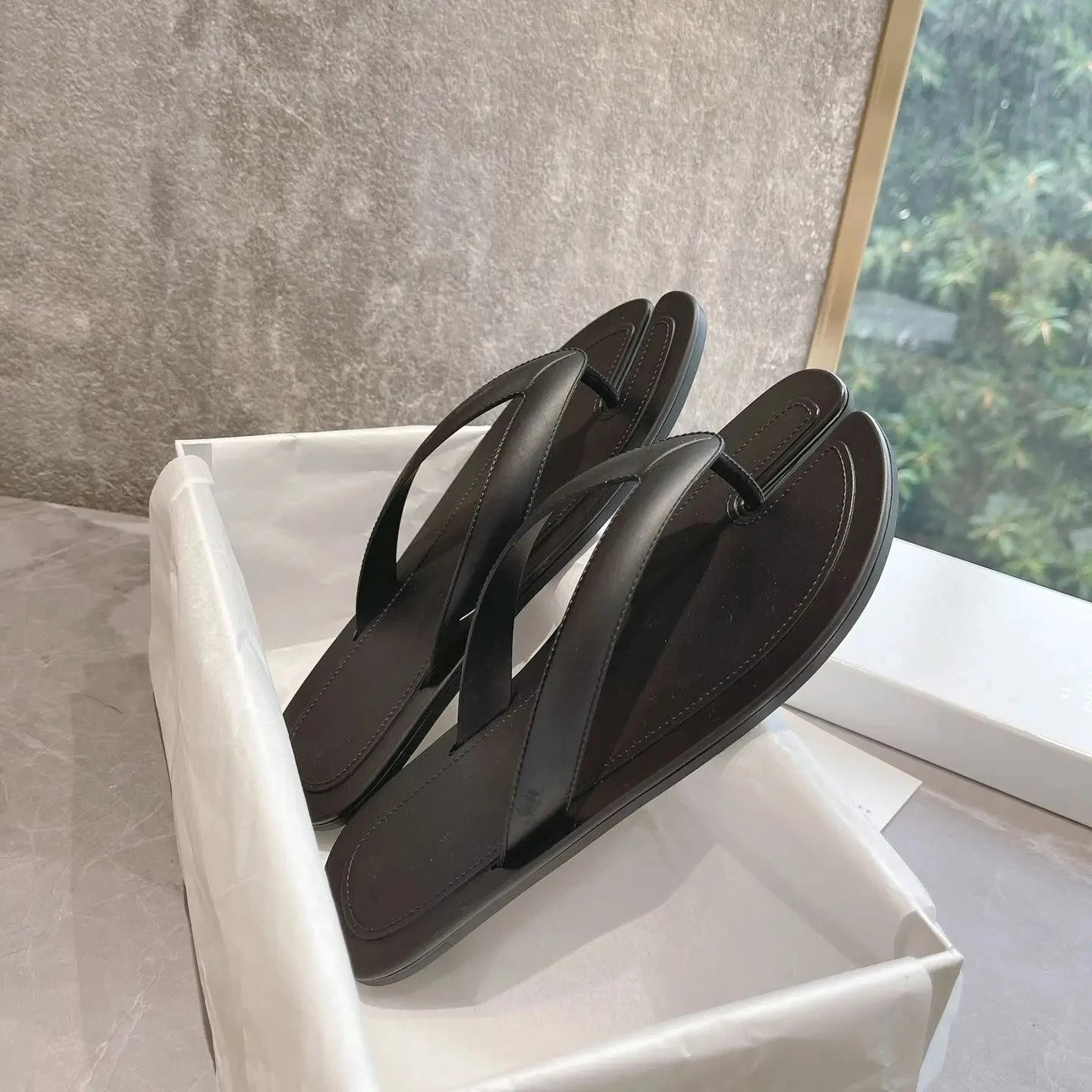 2026 Designer Style New Couple Flip-flops Pig's Trotters Split-toe Casual Flat-bottomed Beach Pinch Slippers Women's Outer Wear