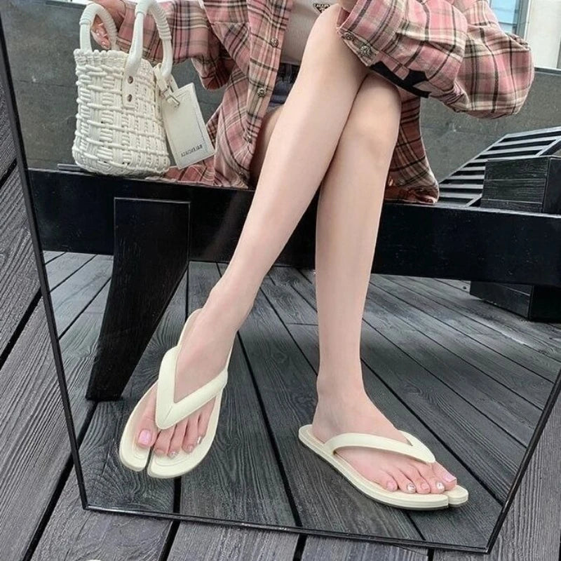 2026 Designer Style New Couple Flip-flops Pig's Trotters Split-toe Casual Flat-bottomed Beach Pinch Slippers Women's Outer Wear