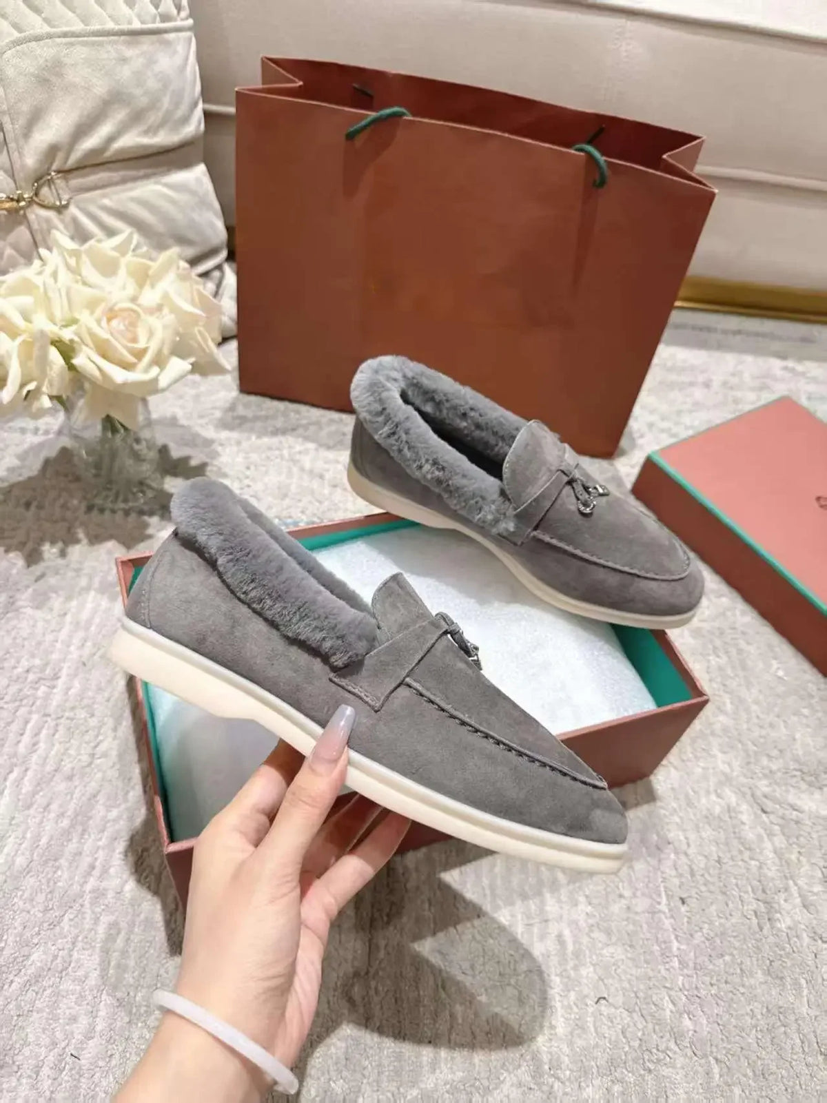 High-quality winter women's round-toed flat loafers made of genuine leather, stylish one-piece casual rubber slippers