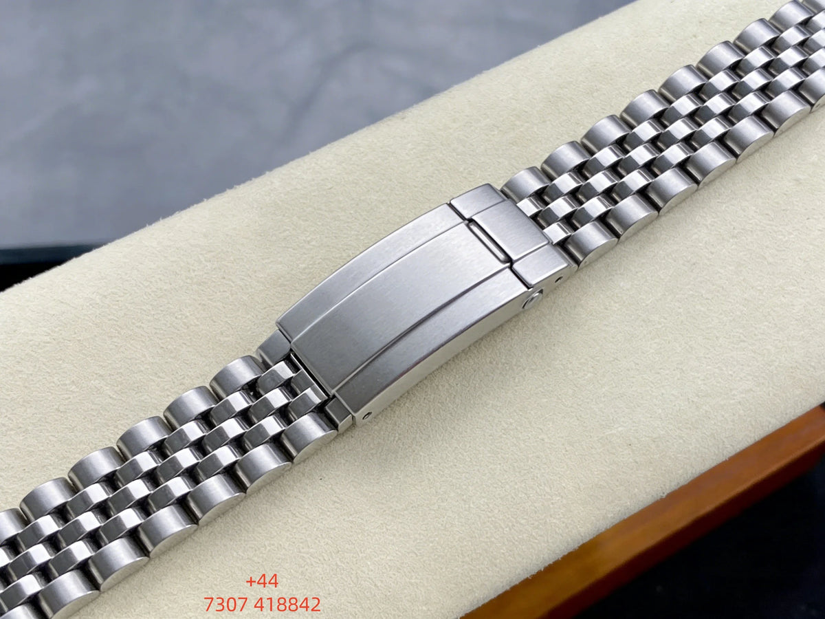 Customized luxury women's watch, featuring a 31mm dial, stainless steel strap, and fully automatic mechanical movement