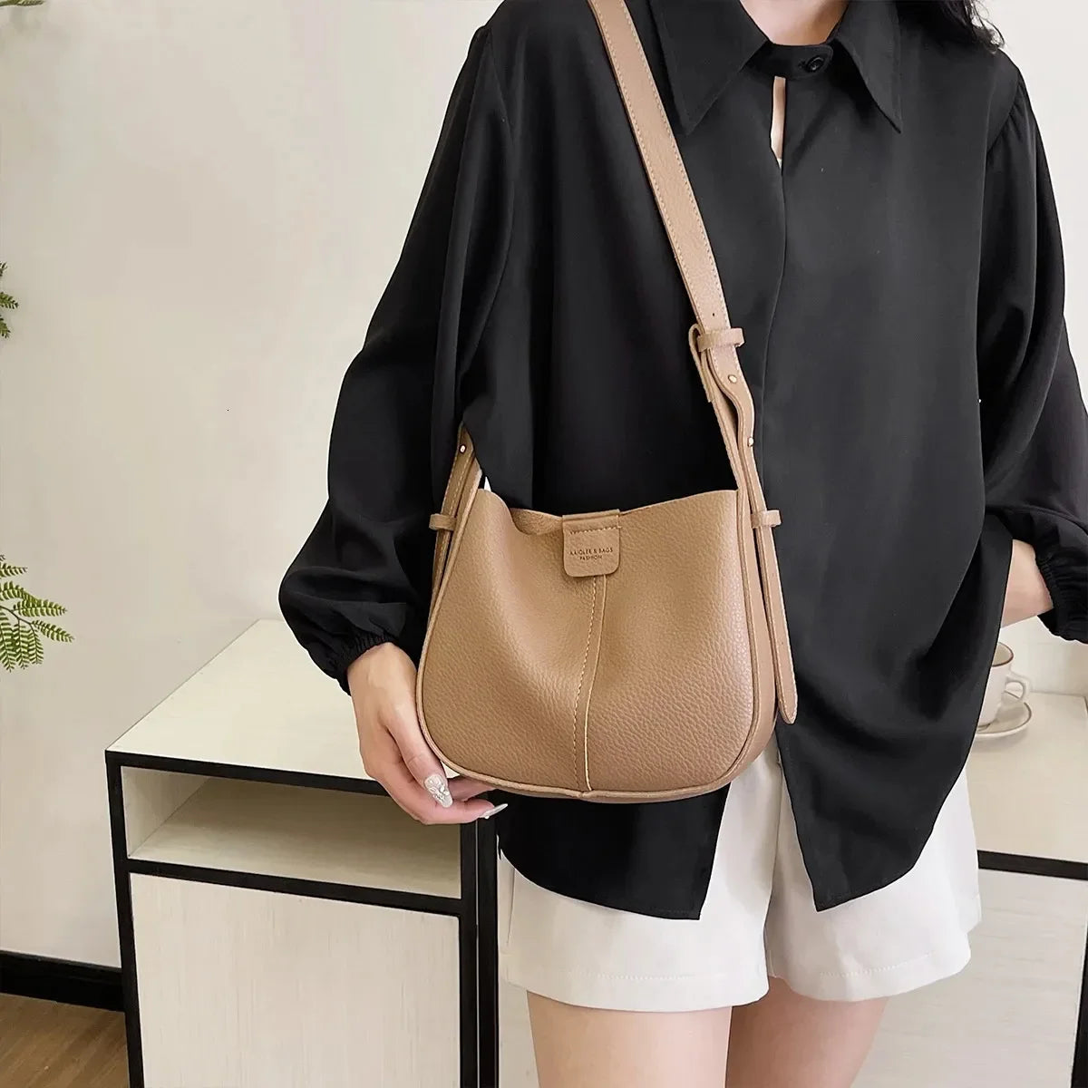 Womens minimalist shoulder bag large capacity PU leather magnetic cross body used for daily commutingshopping 250320