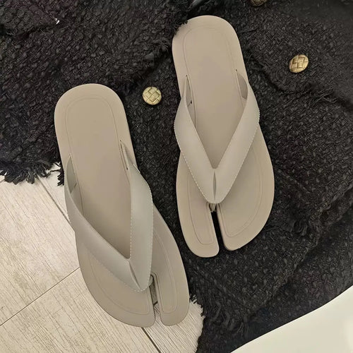 2026 Designer Style New Couple Flip-flops Pig's Trotters Split-toe Casual Flat-bottomed Beach Pinch Slippers Women's Outer Wear